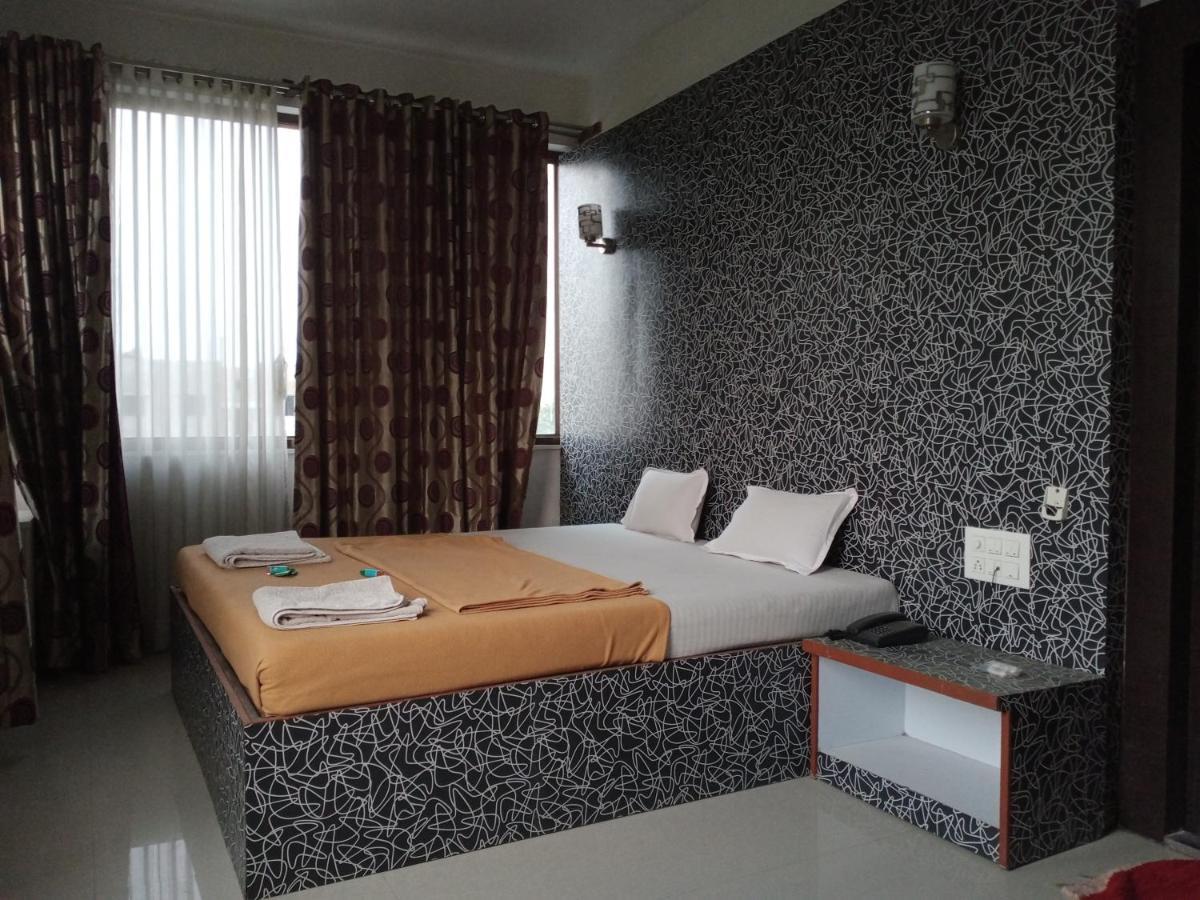 Malhar Palace Hotel เชอร์ดี ภายนอก รูปภาพ